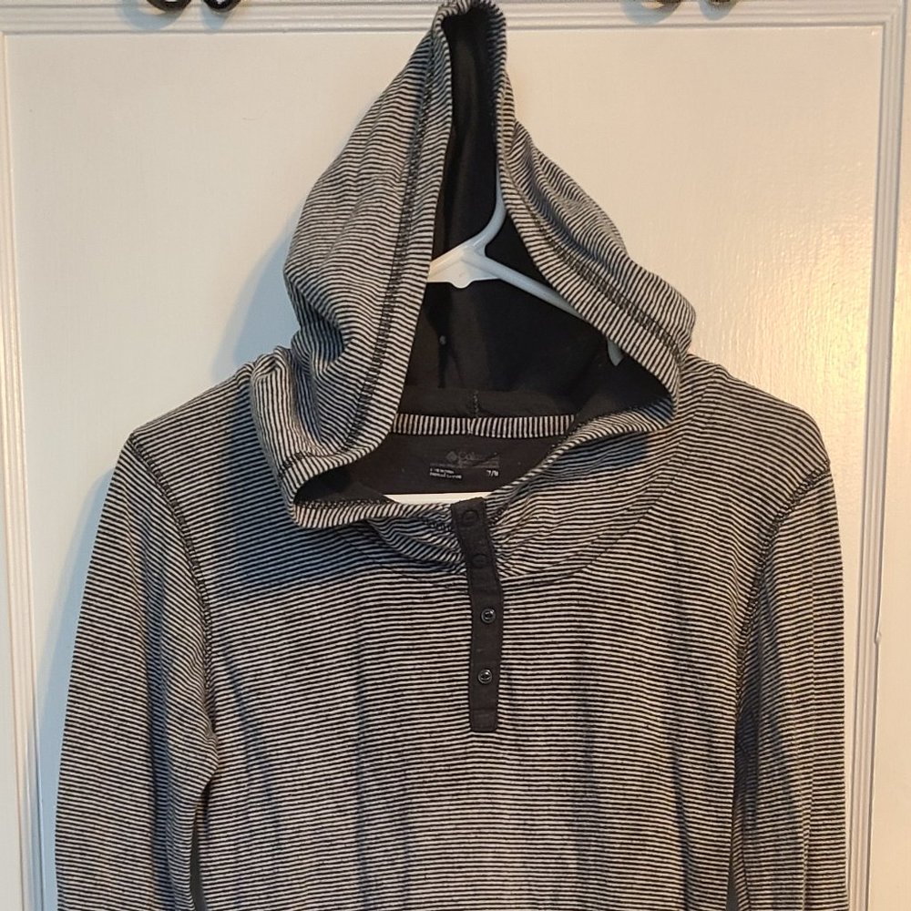 Columbia Women's long-sleeve hooded T-shirt